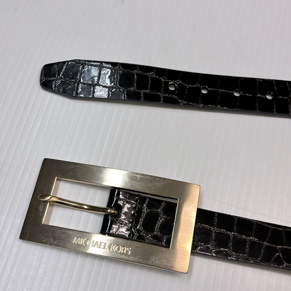 Michael Kors Brown Patent Leather w/Gold Embellished Buckle 553807. Size M - Picture 4 of 10